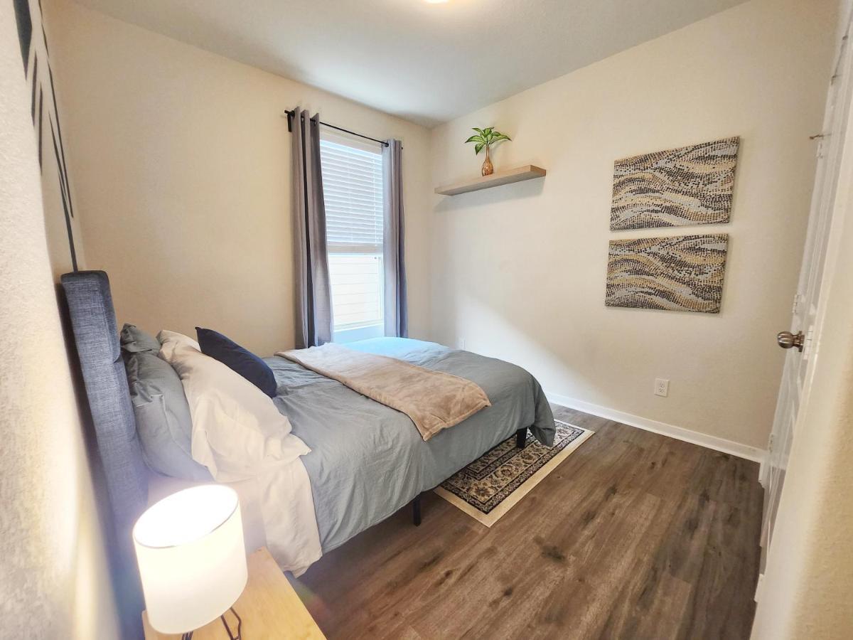 4 Bedroom Home Near Downtown Med Center Nrg Stadium Pearland Skyview Long By Ion Rentals Houston Extérieur photo